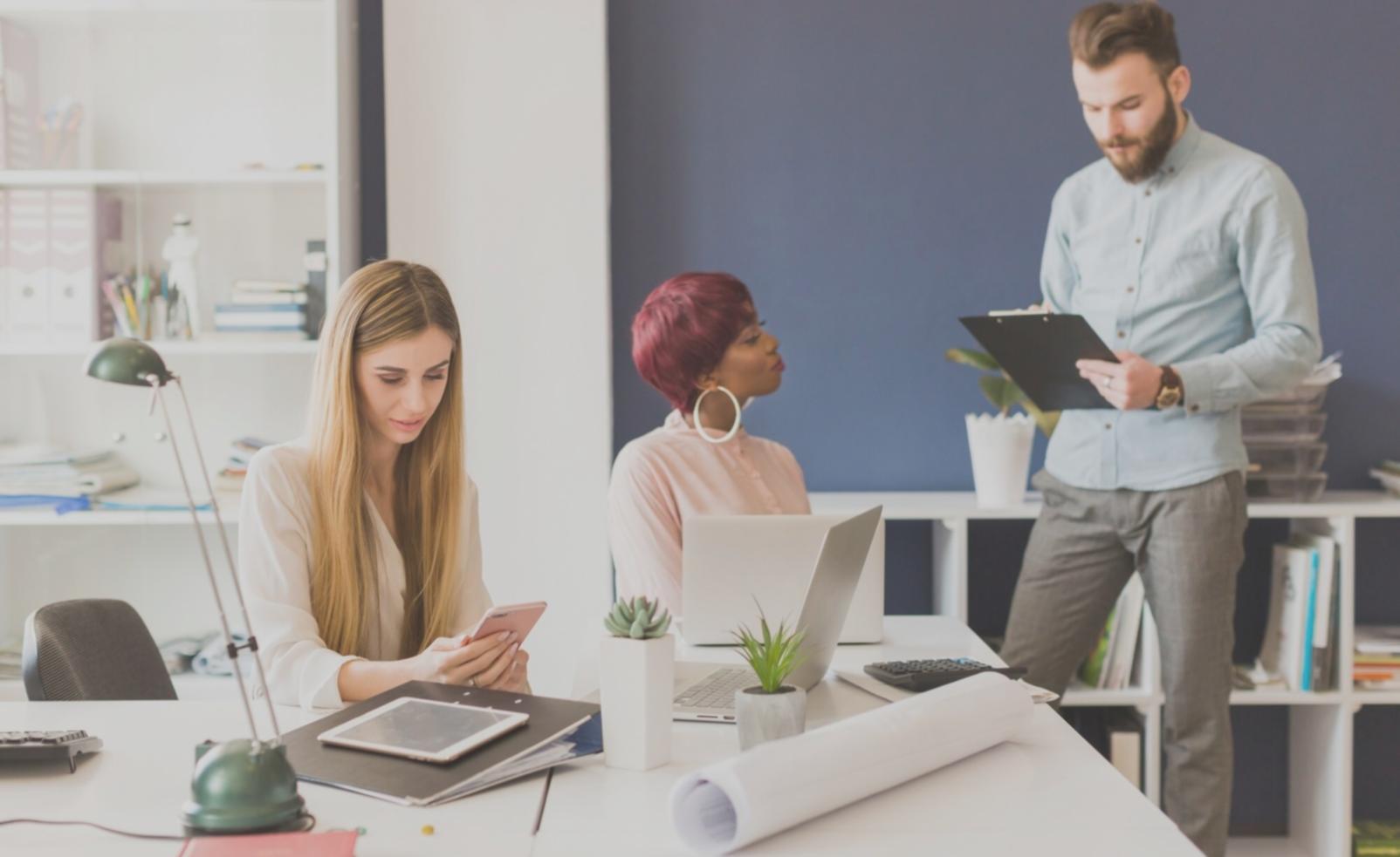 Студенты работают в команде над финансовыми проектами